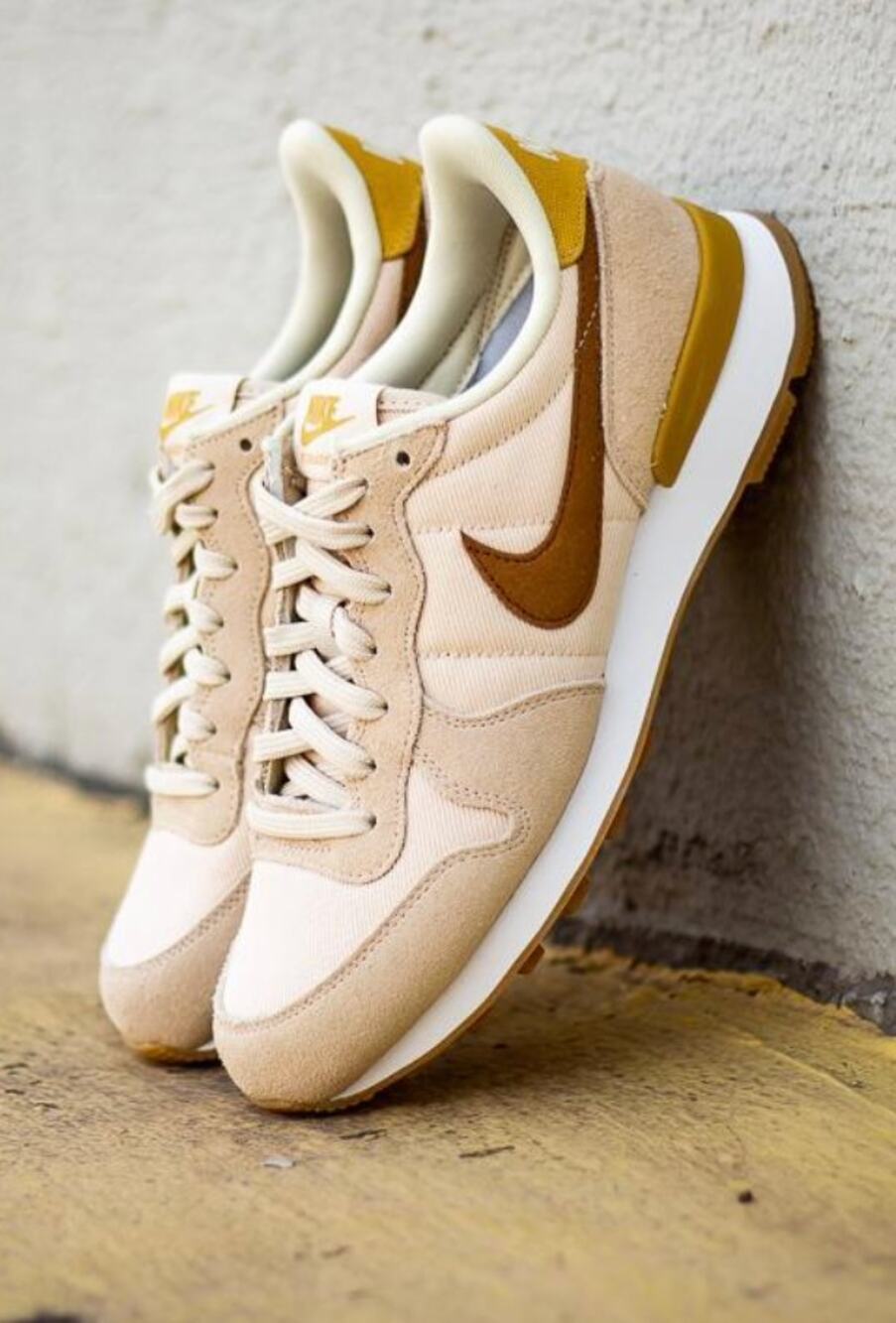 Nike Women's Internationalist Beach Sneakers Beach/Wheat Gold White 10